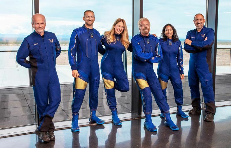 サー・リチャード・ブランソン（左から4人目）とVSSユニティ試験飛行に搭乗する6名のクルー。Credit: Virgin Galactic