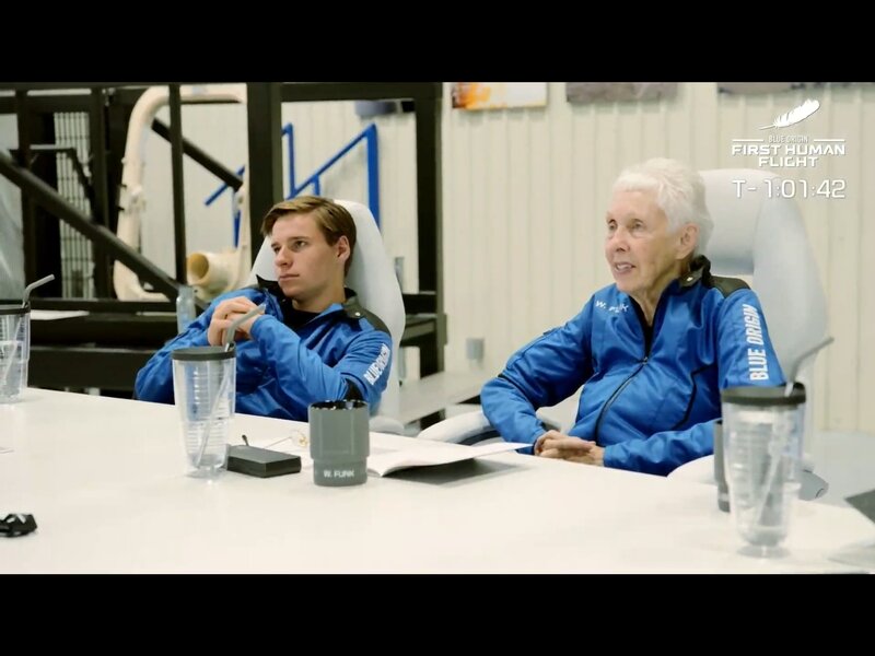 オリバー・ディーメンさん（左）とウォリー・ファンクさん（右）出典：Blue Origin中継映像より