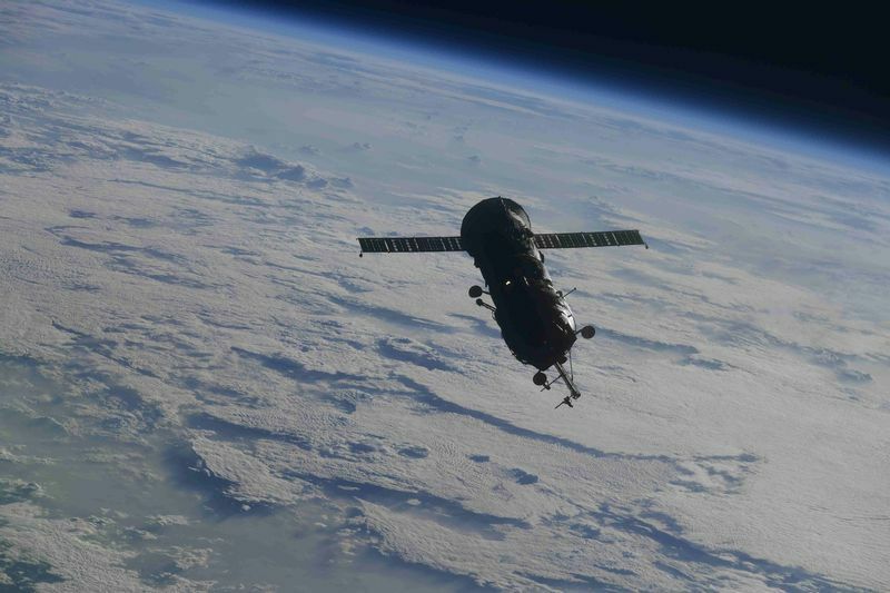ISSから分離されたピアースモジュールとプログレス補給船。Credit: ROSCOSMOS