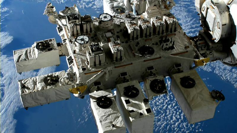 木材の宇宙環境試験が行われるISS「きぼう」日本実験棟 船外実験プラットフォーム Credit: JAXA/NASA