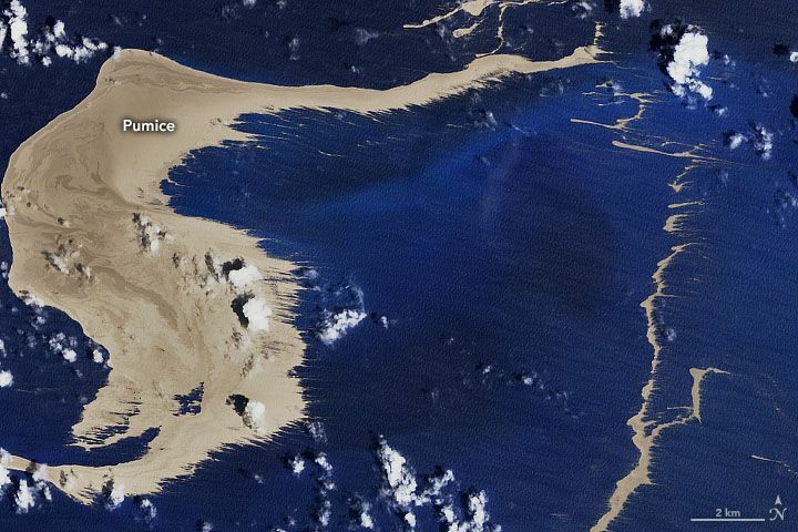 ランドサット8号の最新画像。2021年8月17日撮影した小笠原諸島の海底火山「福徳岡ノ場」から流れ出した軽石の筏。Credit: NASA