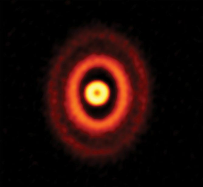 アルマ望遠鏡が観測した3連星のオリオン座GW星の原始惑星系円盤。Credit: ALMA (ESO/NAOJ/NRAO), Bi et al., NRAO/AUI/NSF, S. Dagnello