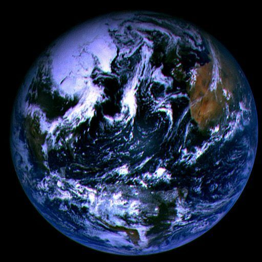 「はやぶさ」が撮影した地球の姿。青い海はイトカワのような小惑星がもたらした可能性もある。Credit: JAXA