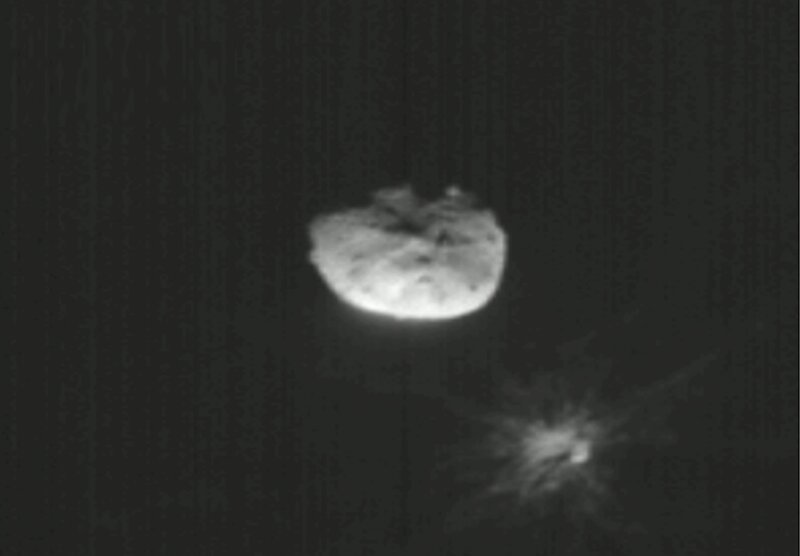 DART探査機から分離した超小型衛星が観測した小惑星衝突の瞬間。ディモーフォス（画面右下）から大量の砂やチリなどが飛び散った。 Credits: ASI/NASA