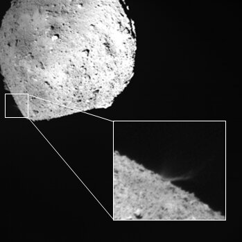 2019年4月、小惑星探査機「はやぶさ2」から分離した衝突機（インパクター）が史上初めて小惑星表面に人工クレーターを作った。Credit: JAXA, 神戸大, 千葉工大, 高知大, 産業医科大 