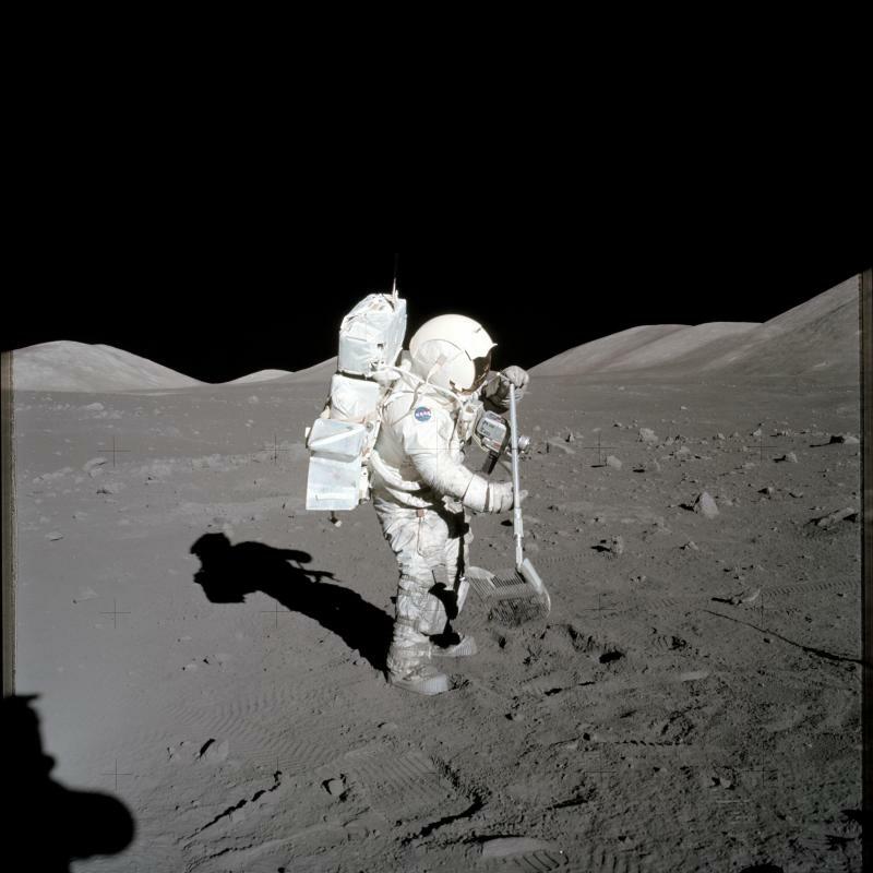 アポロ17号で月面を探査するハリソン・シュミット宇宙飛行士。撮影はコマンダーのジーン・サーナン宇宙飛行士。(C)NASA