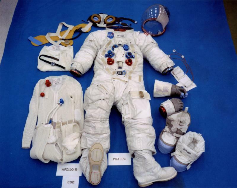 ミッション開始前に撮影されたアポロ11号のEVAユニット一式。ニール・アームストロング宇宙飛行士のもの。(C)NASA