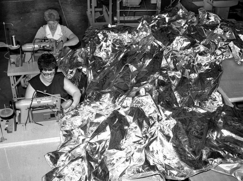 米国初の宇宙ステーション、「スカイラブ」修理に向けてサンシールドを縫い上げるILCのお針子。Image credit: NASA/MSFC