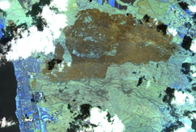 8月13日のキヘイ東側の赤外線画像。黄土色の部分は推定焼失エリア。(C)EU, Copernicus Sentinel data 2023