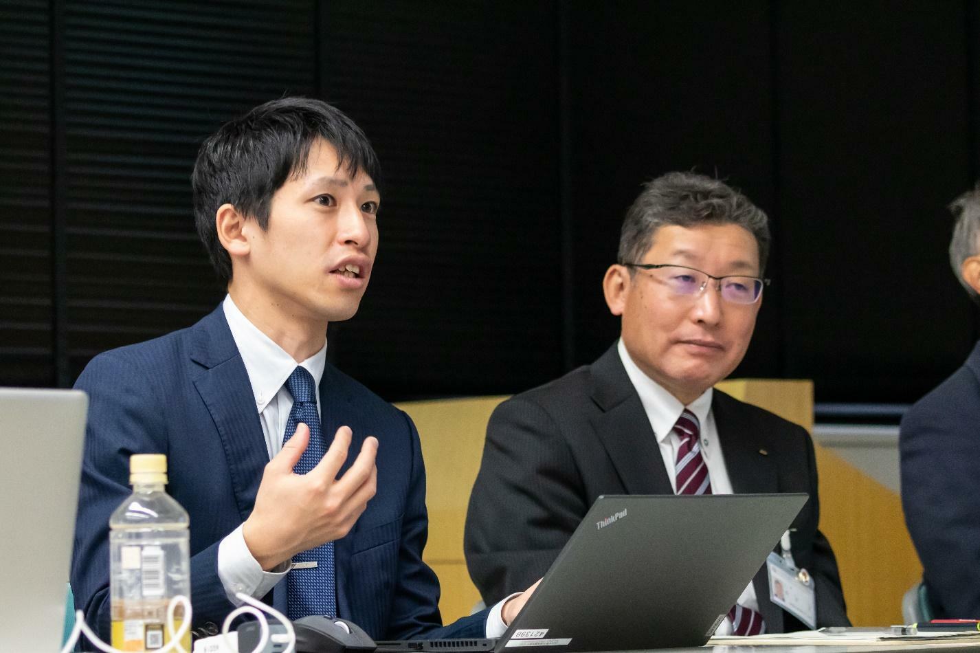 山口県産業労働部　野村亘さん（右）、來見俊祐さん（左）出典：S-NET 宇宙ビジネス情報ポータルサイト