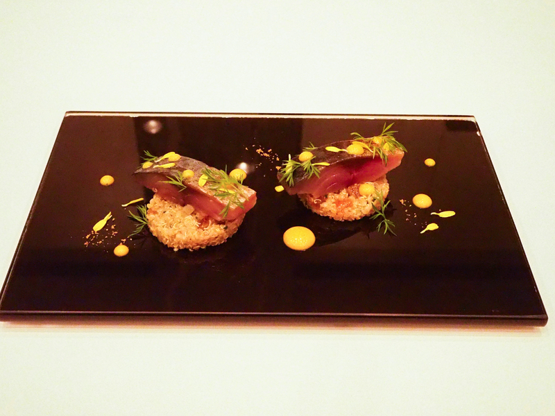記者会見場で出された創作フランス料理の「マサバのこぶ締め炙り」。若手シェフ、糸井彰太さんが考案したライム風味のサバは、キヌアを使ったサバ寿司をイメージした料理。（筆者撮影）