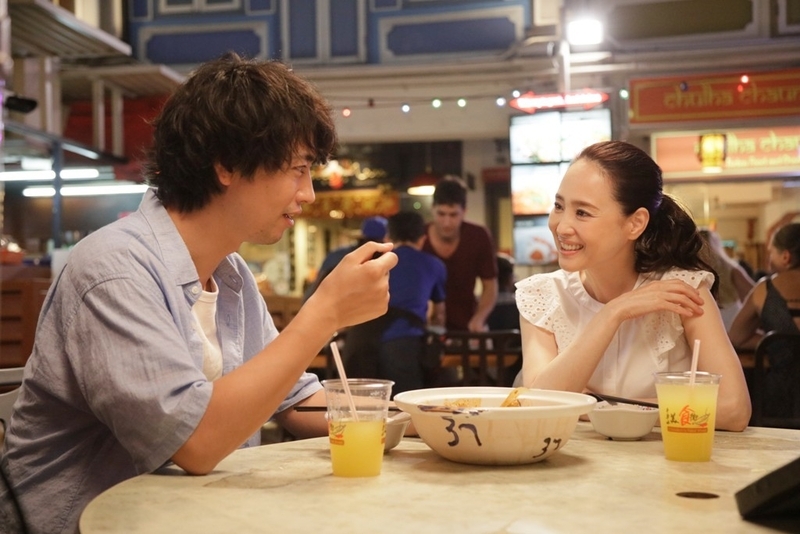 シンガポールの人気レストランで食事を楽しむ2人。（C）Wild Orange Artists/Zhao Wei Films/Comme des Cinemas/Version Originale