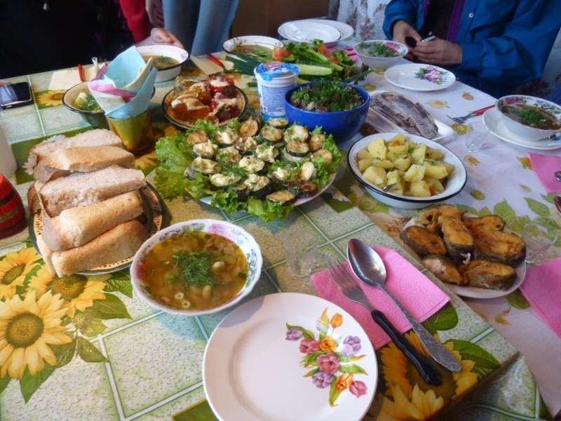 カムチャッカ半島のダーチャ（ロシアの別荘）で出された料理。ボルシチ、にしんのマリネ、菜園の野菜が並ぶ。（荻野恭子撮影）