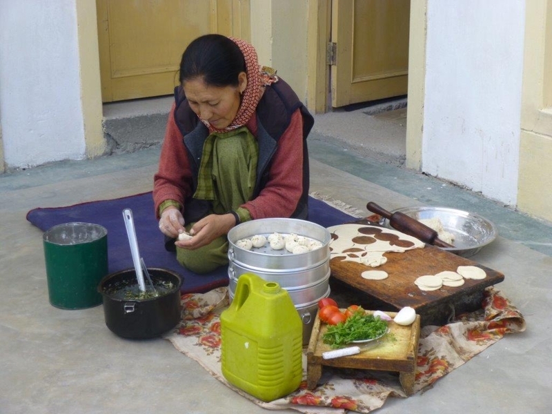 インド最北部、ラダックで蒸しギョウザ「モモ」の作り方を習った。（荻野恭子撮影）