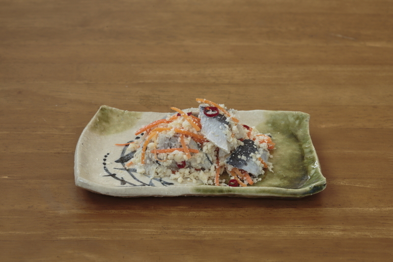 千葉県の南房総地域で、ふだんの食事や特別なときに作られた「いわしの卯の花漬け」。魚料理には、このように切り身にしたのち、和え物にする料理も多い。（高木あつ子撮影）