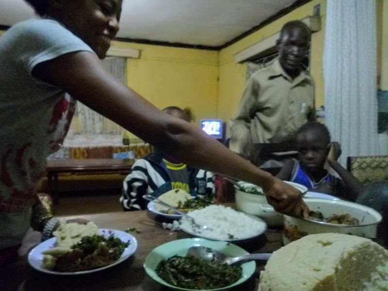岡根谷さんが学生時代、ケニアに行った折に体験した台所。大変な時期でも食事のときは皆が笑顔になる（岡根谷実里さん提供）