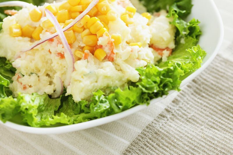 ポテトサラダは、作るのに30分以上かかる手間のかかる料理である。市販品のほうが、隠し味や具材の工夫など、自分にはない発想を楽しめる、という人もいる。(写真:アフロ)