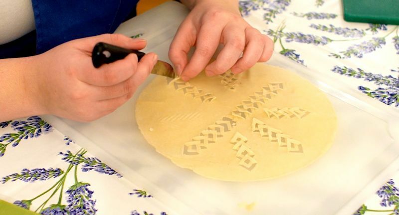 アイスランドの伝統的な揚げパン「ライフブラウズ」に装飾を施す学生徒たち。学校では、こうした伝統料理の継承も行われている。（画像提供： Mús & Kött 2020）