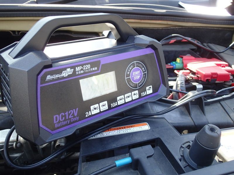 使用した充電器は、大自工業のMP-220型。パルス充電機能を持つ製品は、他社からも豊富に出ています。この充電器は交換用バッテリーの半分以下の値段で買えました。(撮影筆者)