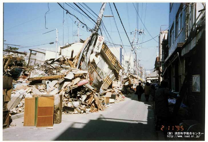 阪神・淡路大震災の家屋倒壊写真　写真引用　災害写真データベース（財）消防科学総合センター
