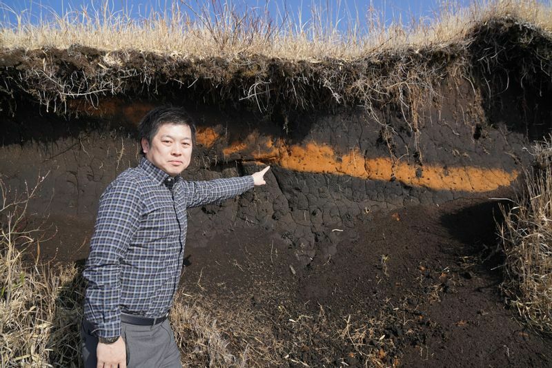 「防災力は自然を知ることから」と永野さんは各地の地層や断層も巡っている。写真は、７３００年前の鬼界カルデラ噴火の火山灰（アカホヤ火山灰）写真提供　永野海氏