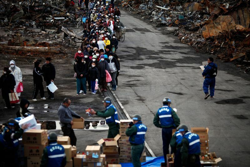 東日本大震災　支援物資の配布の長蛇の列