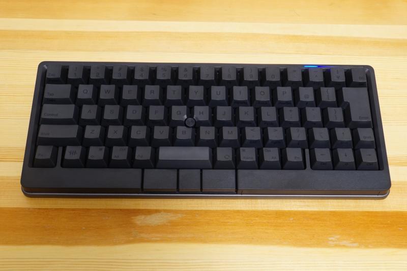 PFUが2023年10月25日に発売した「HHKB Studio」(直販価格4万4000円)。カラーは「墨」です(筆者撮影)