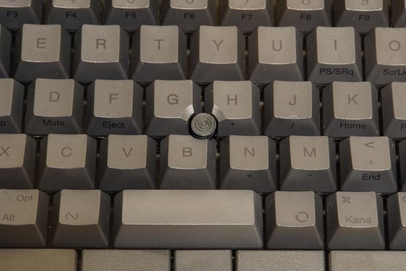 「G」「H」「B」のキーの間にポインティングスティックを搭載しました。キートップの文字やFnキーを押したときのキーが黒で書かれているので、ぱっと見では無刻印のように見えます(筆者撮影)