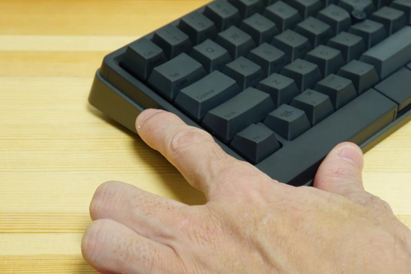 キーボード側面左右、前面左右に、スワイプ操作で画面スクロールやウインドウ切り替えなどさまざまな操作を割り当てられるジェスチャーパッドを備えています(筆者撮影)