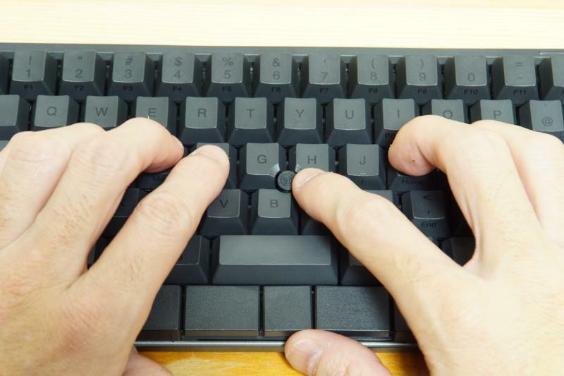 ホームポジションに指を置いたままマウス操作ができます。ThinkPadの「トラックポイント」に慣れたユーザーにはかなり使いやすいと思います（筆者撮影）