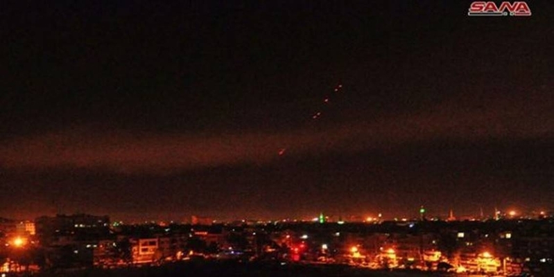 首都ダマスカスから放たれる対空兵器（出所：SANA、2018年4月14日付）