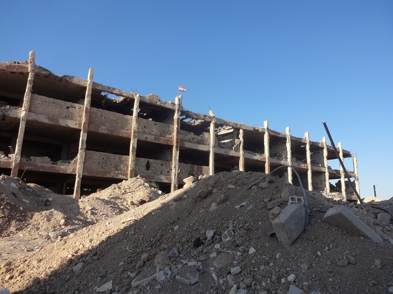 反体制派の地下トンネル施設の入口が見つかったジャウバル区ハンサー学校（ダマスカス県：筆者撮影）