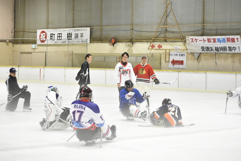 6月には大阪のスケートリンクを長野のメンバーが訪れ、岡田君を直接指導した