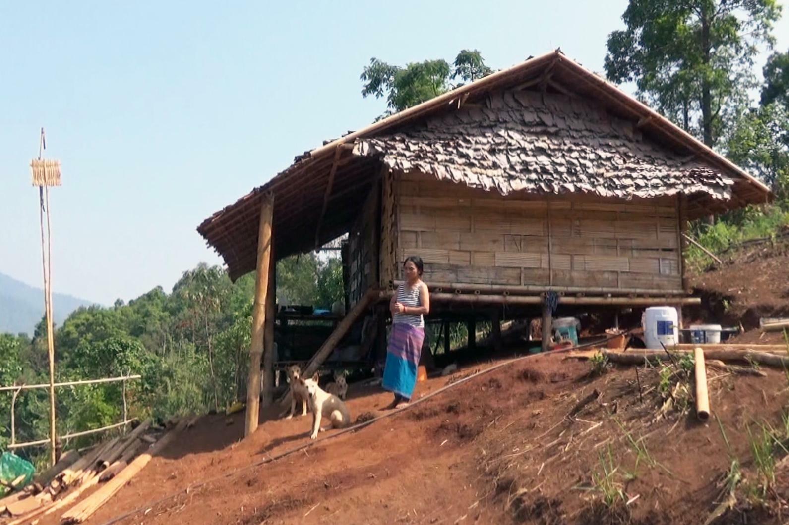 「女でも畑の帰り道に軍に連行されるので」と家族４人で４日かかって国境近くまで逃げてきたカムサーさん（40）＝ミャンマーのシャン州コンムンモン村で筆者写す