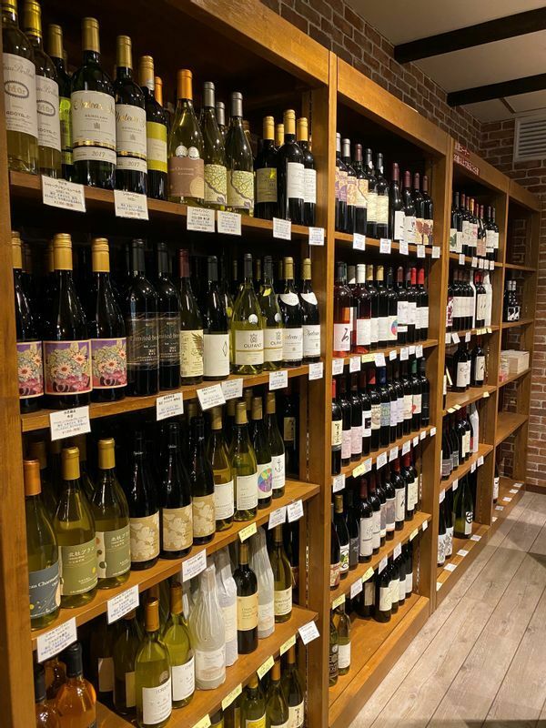 「Cave de ワイン県やまなし」の店内。バリエーション豊かな山梨ワインが所狭しと並ぶ