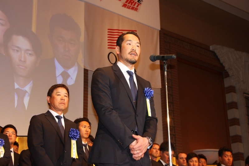 オープニングの挨拶でスピーチする選手会長のT-岡田