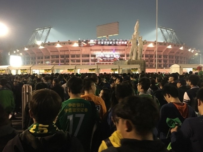 北京ダービーに集まったファンでごった返す工人体育場