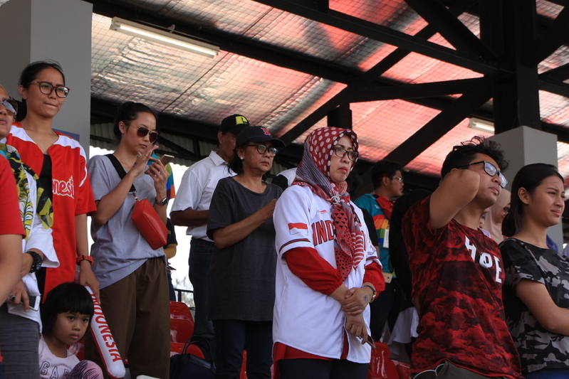 熱心に声援を送るインドネシアのファン。彼らの多くはソフトボール経験者で野球のルールは理解している