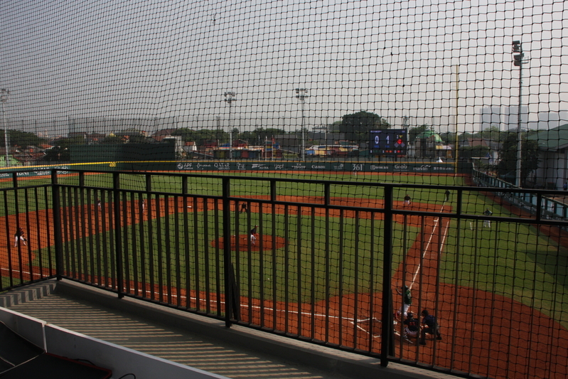 ラワマングン野球場のメディア席からの風景。柵が視界を遮っている