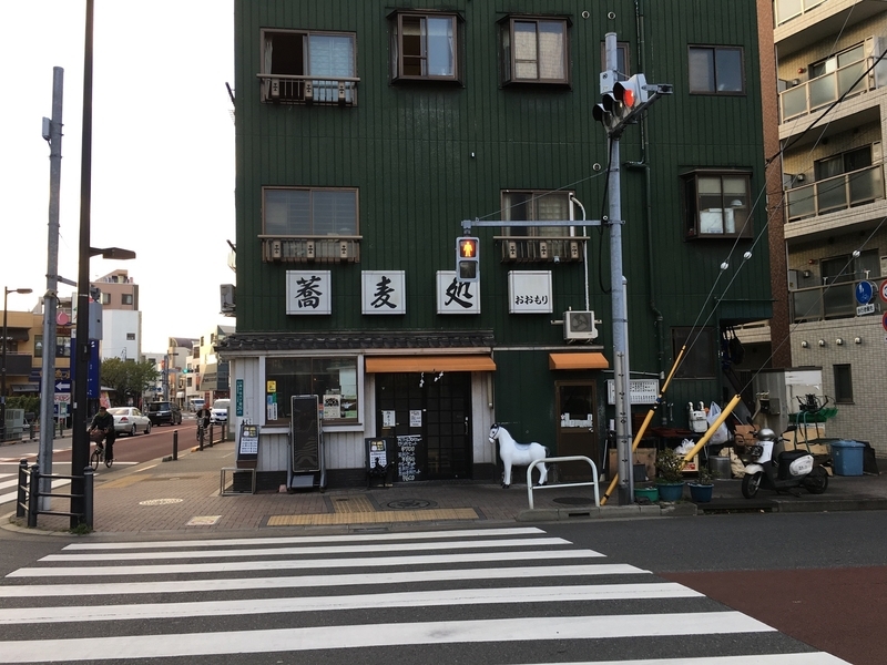 スポーツセンターの向かいにある蕎麦屋。東京スタジアムがあった当時のまま今も営業してている