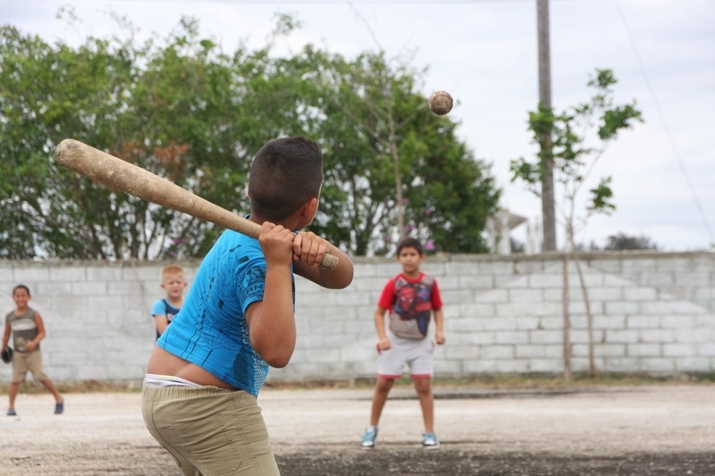 キューバの街角で野球をする少年。彼らの夢の射程にメジャーリーグは入っているのだろうか