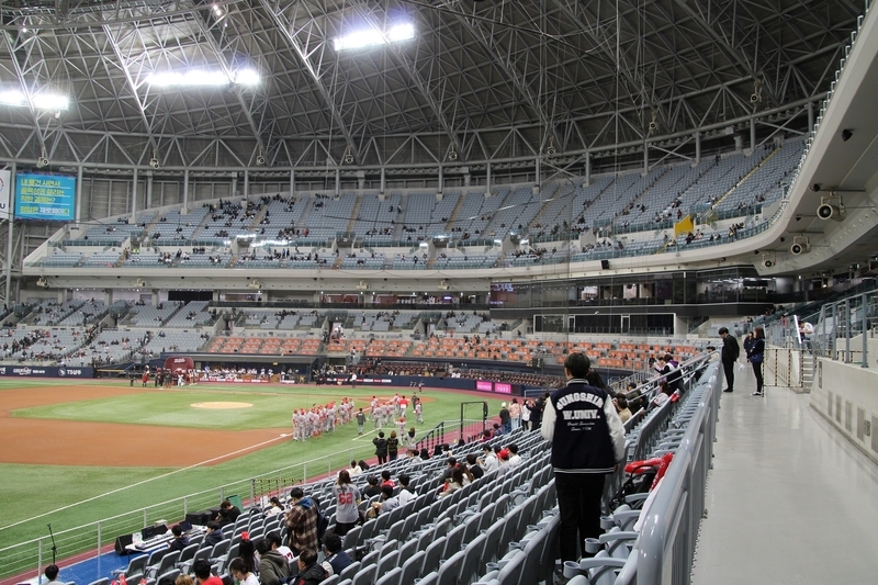 収容2万人と日本のドーム球場に比べこじんまりとしている