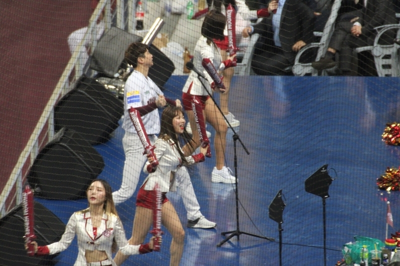 韓国野球おなじみの応援団。この応援団をファールボールから守るため、内野席の端はネットがかかっている