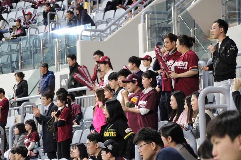 熱心に声援を送るヒーローズのファン。踊り歌いながらの応援はまさに韓国の野球文化といえるだろう