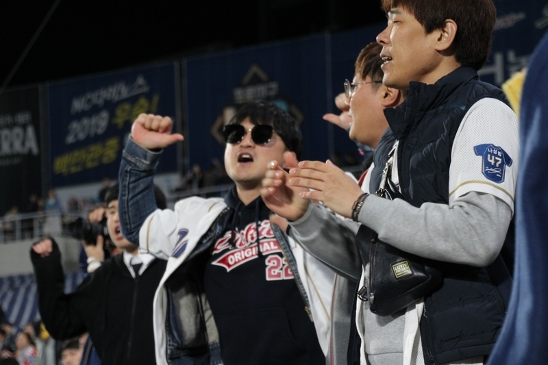 内野席でのチアリーダーに先導されての応援パフォーマンスは、今や韓国の野球文化に欠かせないものになっている