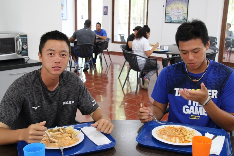 台湾から「短期留学」の張竣凱選手（右）と林楷キ(金偏に奇)選手（左）