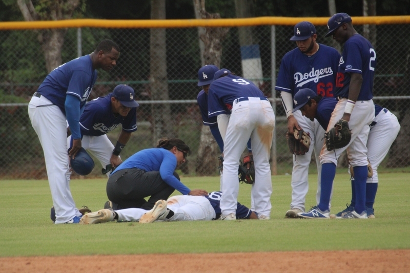 試合中、転倒した外野手を心配そうに見つめるチャベス監督