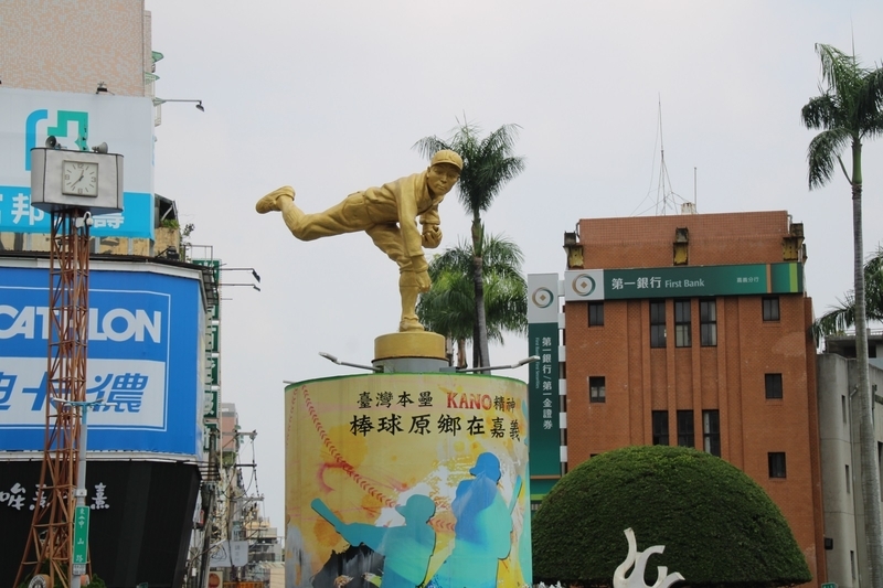 町の中心にある呉明捷の像