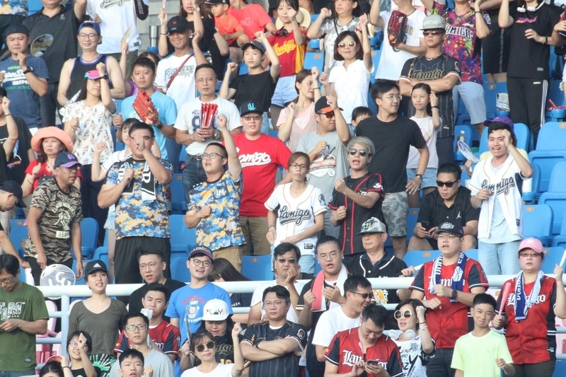 様々なラミゴのユニフォームをまとったファンに、日本球団のユニフォームも混じっている