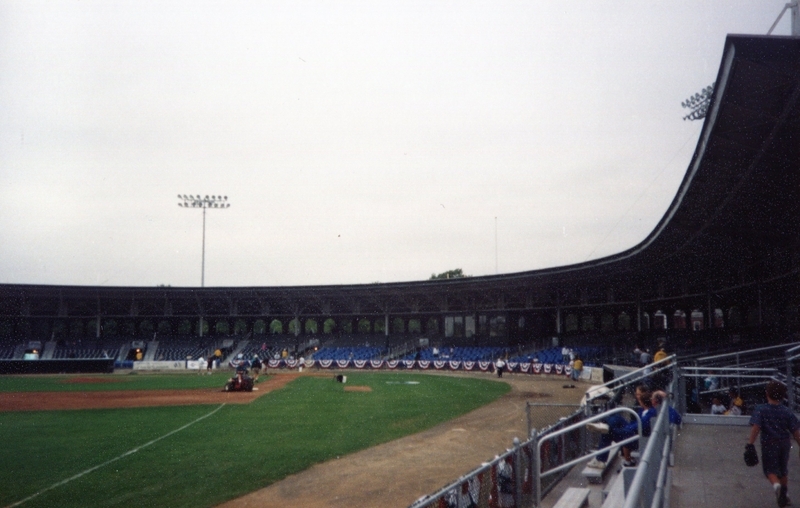 1995年の2Aイースタンリーグのプレーオフ。バックネット下のフェンスには飾りが付けられている。この試合、先発投手は無安打無失点のまま5回で交代していた。やはりポストシーズンはチームの勝利最優先になる